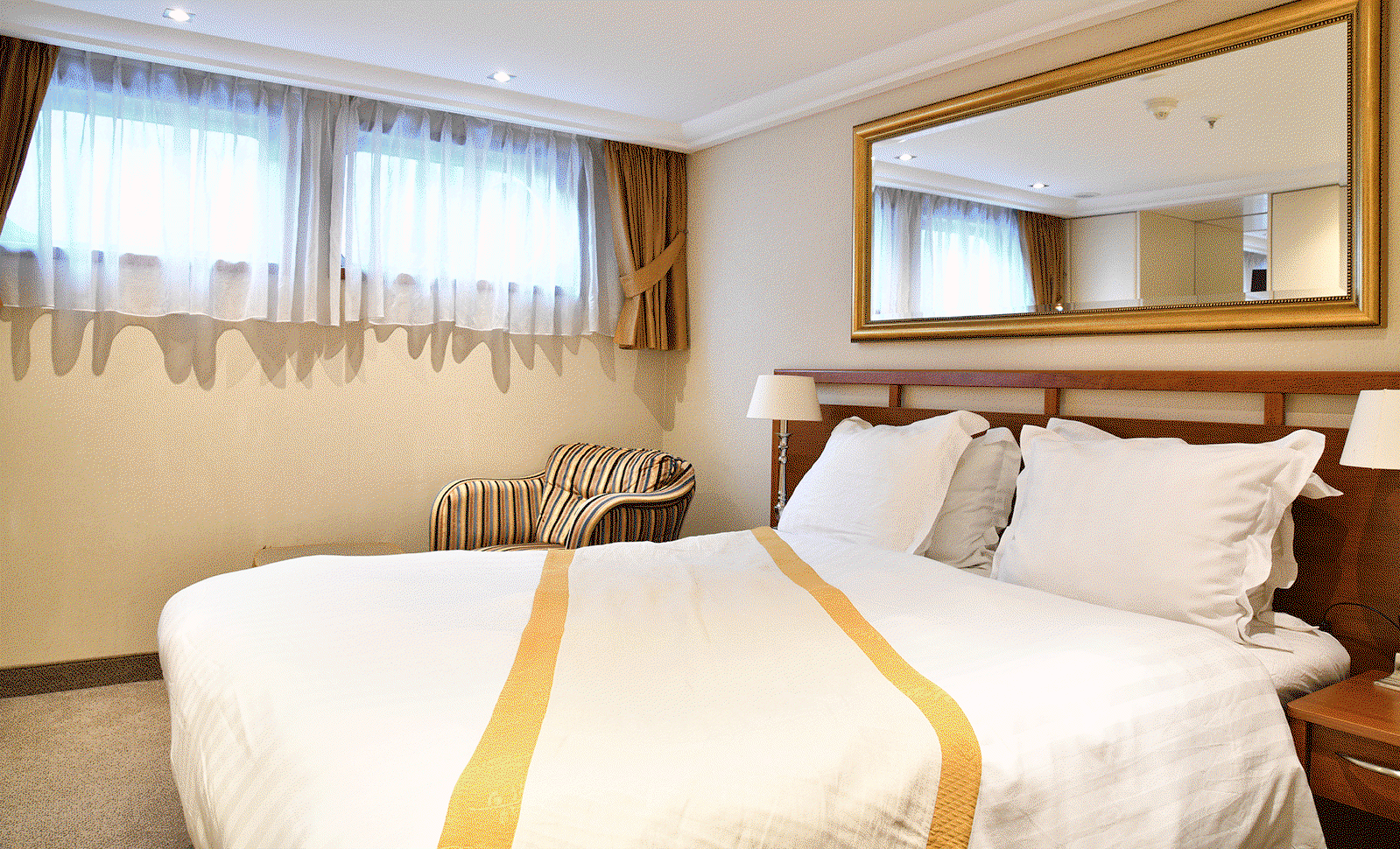 Double stateroom piano deck