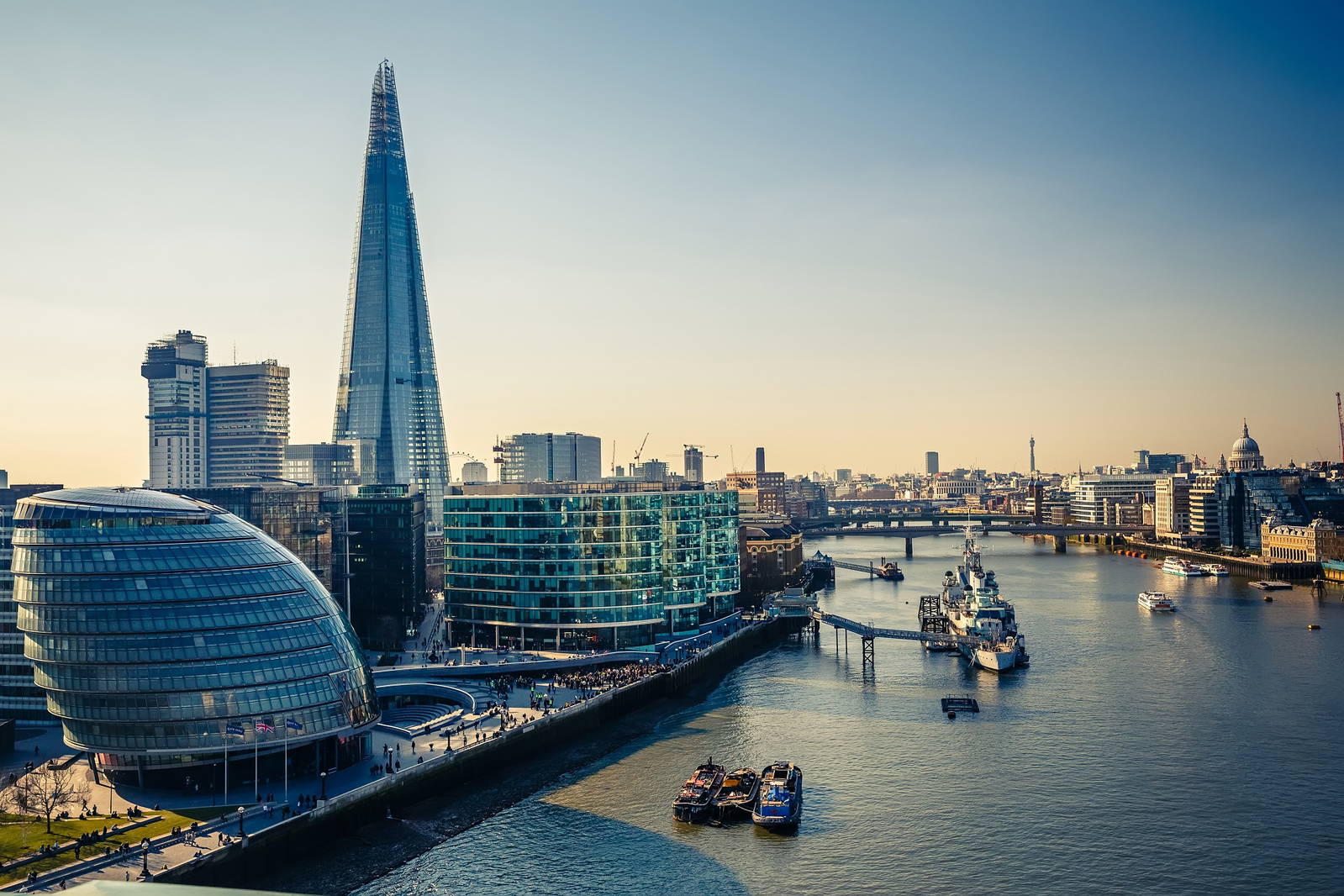 london-skyline-und-the-sharp-england.3bybbcyv.jpg