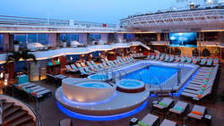 Nieuw Statendam Pooldeck bei Nacht