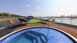 VIVA One Pool auf dem Sonnendeck