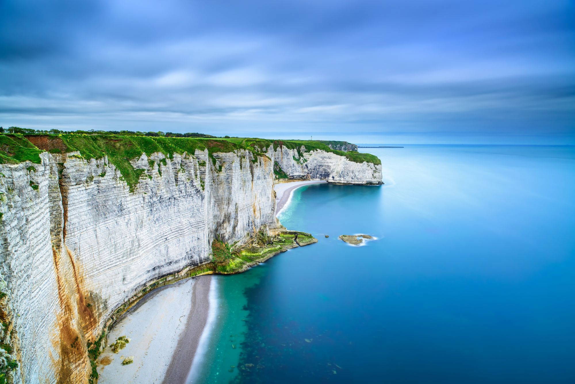 Die in der Sonne weiß leuchtenden Klippen von Dover am Meer