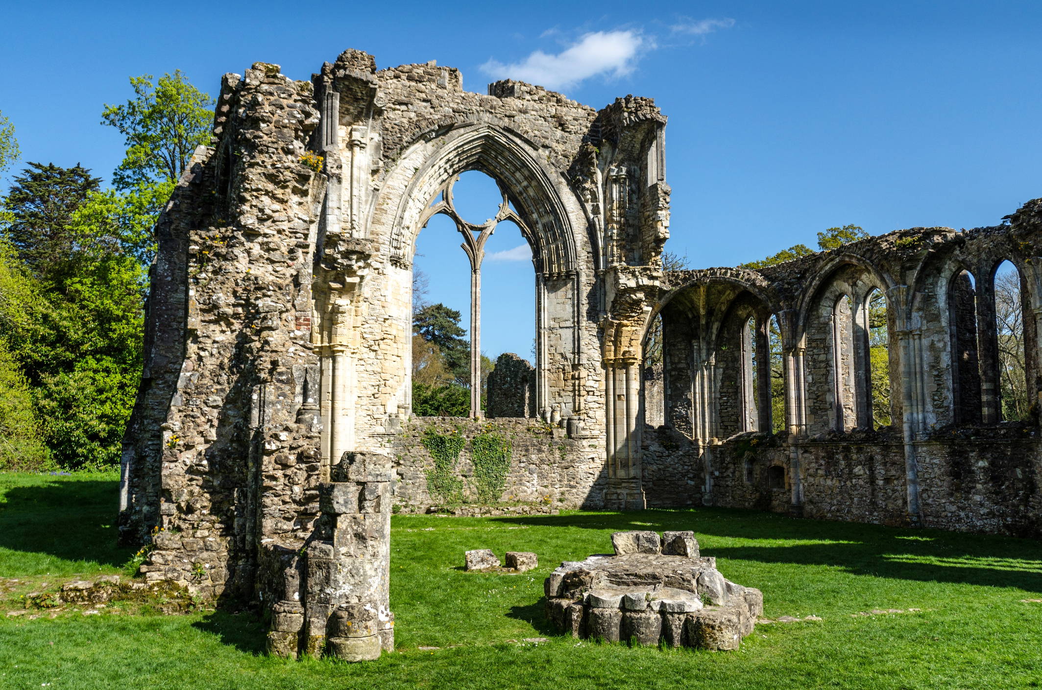 southampton-netley-abbey-schlossgebaeude-england.4mhj4gm9.jpg?width=2127