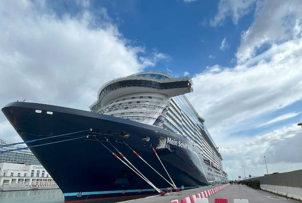 Die Mein Schiff Relax  liegt am Pier vertäut