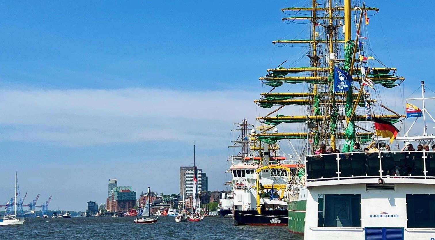 Schiffe, Fahrgastschiffe und Segler auf der Elbe in Hamburg