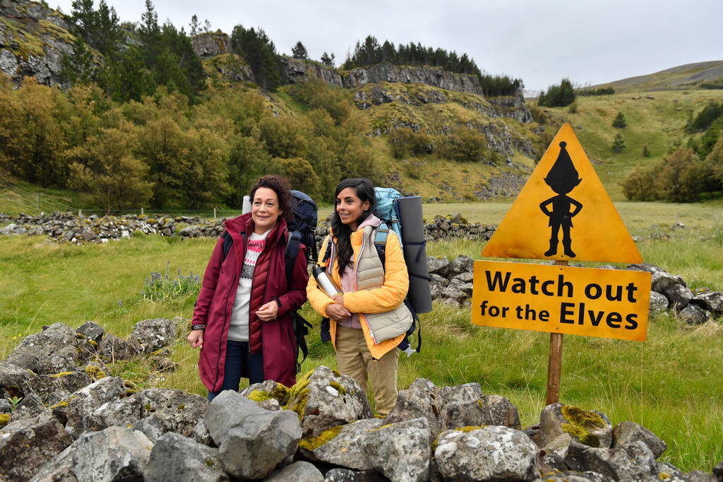 Gemeinsam erkunden Hanna Liebhold (Barbara Wussow, l.) und Dr. Jessica Delgado (Collien Fernandes, r.) die spektakuläre Landschaft Islands. © Honorarfrei - nur für diese Sendung inkl. SocialMedia bei Nennung ZDF und Dirk Bartling.