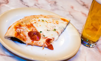 Im Sorrento’s an Bord der Independence gibt es leckere Pizza wie die hier abgebildete.