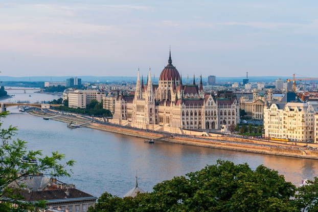 Blick über die Donau auf das Parlament in Budapest