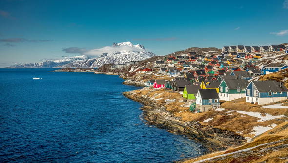 Blick auf Grönlands Hauptstadt Nuuk mit ihren bunten Häusern by AdobeStock