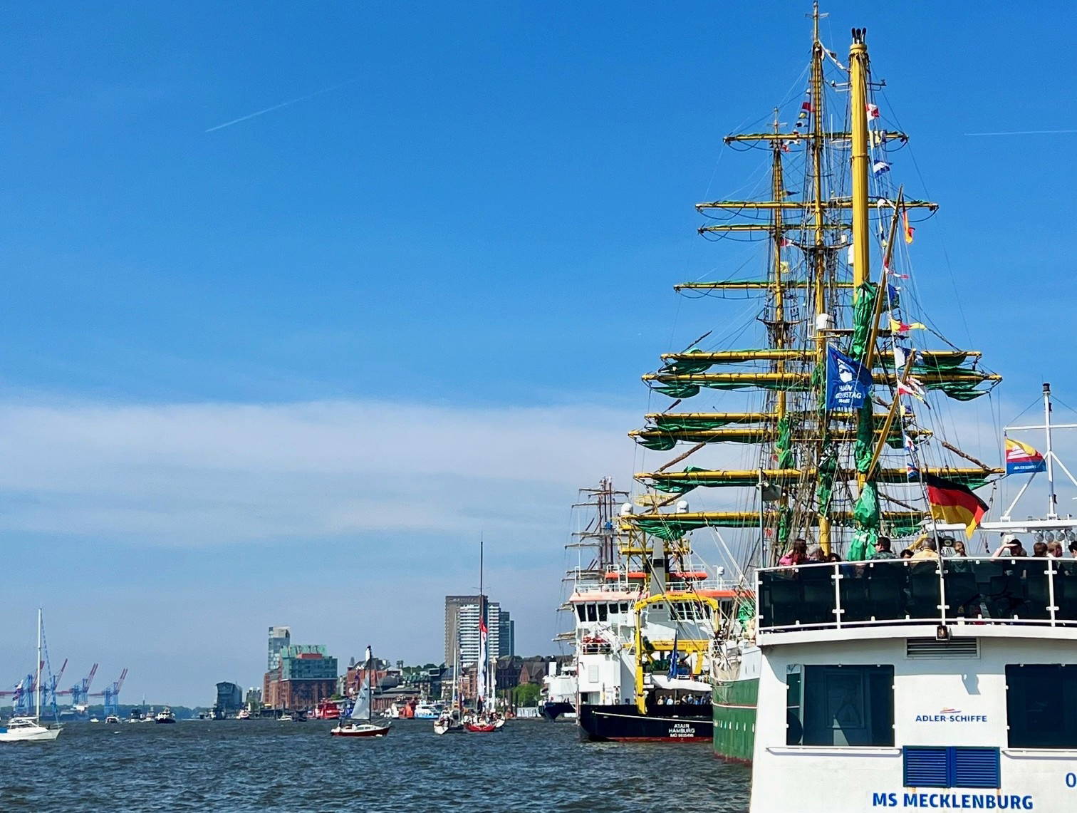 Segler im Hamburger Hafen