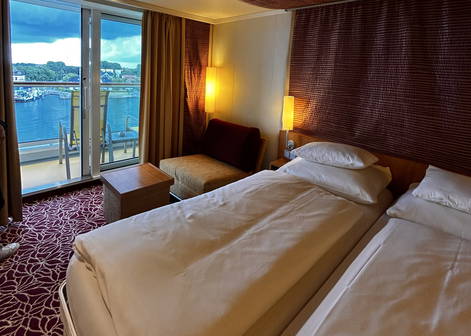 Schöne lichtdurchflutete Balkonkabine mit Queensize Bed auf AIDAmar