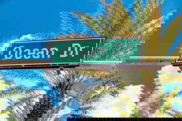 a848-miami-strassenschild-ocean-drive-77082362-xl.8has6t72.jpg?width=371