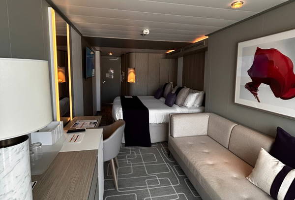 Schicke Kabine mit Doppelbett und allem zum Wohlfühlen an Bord
