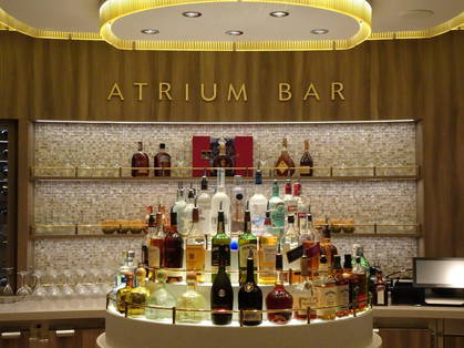 Atrium Bar mit Getränkeauswahl auf der Norwegian Encore