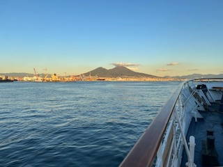 Ausfahrt aus Neapel und Blick auf dem Vesuv vom Heck