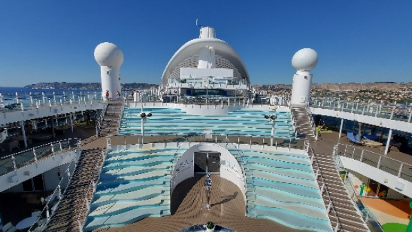 Open-Air-Tribüne an Bord der Costa smeralda