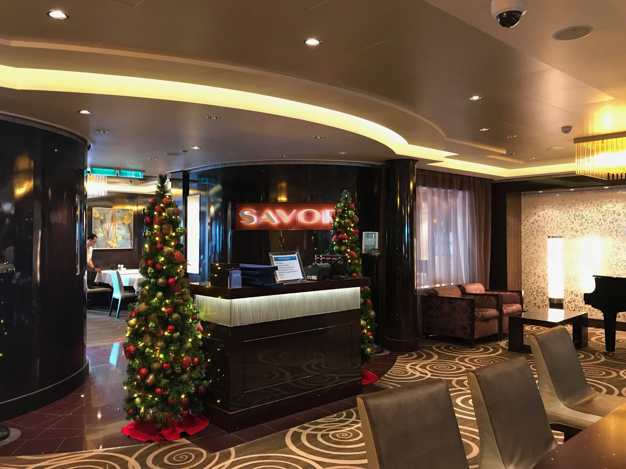 Weihnachten an Bord bedeutet, Weihnachtsdeko und geschmückte Weihnachtsbäume vor den Restaurants und in den Foyers